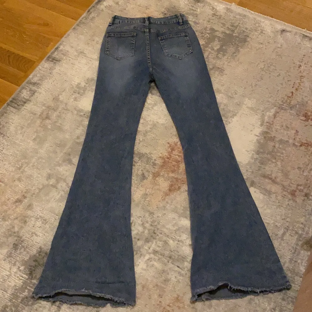 Detta är ett var jeans som faktiskt är väldigt sköna. De är storlek XS men har lite extra långa ben. Jag skulle gärna behålla den bara om den inte var för lång för mig. Annars är den TOPPEN!. Jeans & Byxor.