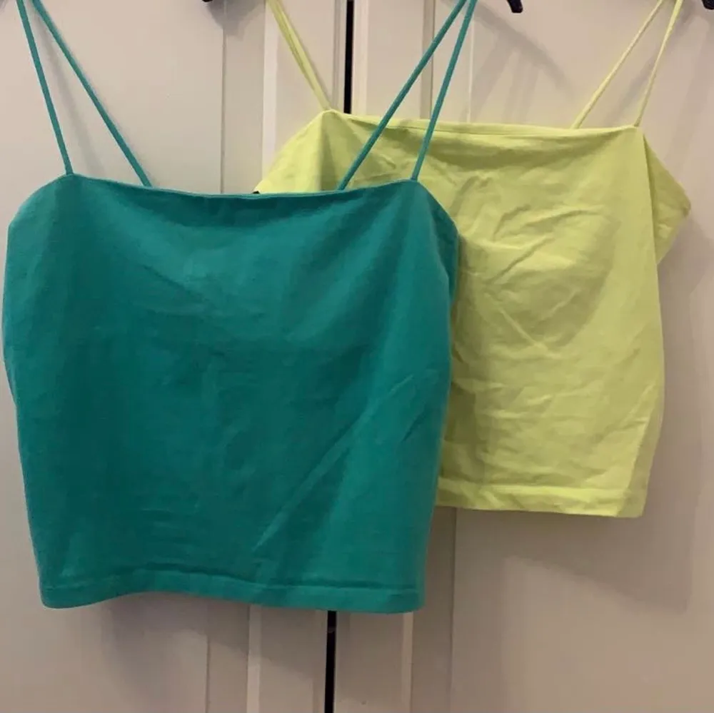 2-pack Gina Tricot linnen i Neon gul och grön färg!!!🔰                . Tröjor & Koftor.
