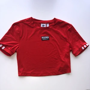Adidas crop top  - Tränings topp med fina detaljer💗 storlek 34, rätt så liten i storleken, ny skick, original pris : 350kr 