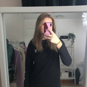Playboy  - En tröja/klänning från missguided med Playboy-tryck. Ett litet silvrigt tryck fram, Playboy text på armen och ett stort tryck i rhinestones på ryggen. Osäker på storlek men passar s/m om man vill ha den oversized.