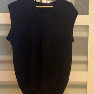 Knitted väst  - Köpt på Beyond retro, väldigt bra skick, aldrig använt, super duper fin men använder aldrig västar så vill sälja vidare den💗💗mörk blå och mycket fina mönster. Storlek M men jag gillar lite overzised och jag är en S i vanliga fall och passar jätte bra!! Buda endast om du är säker på att du ska köpa, har startat budgivning för ifall det finns flera intresserade💓💓
