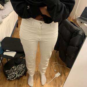 Vita jeans jag köpt på Sellpy för 150 som är extremt! stretchiga! Jätte sköna och fina. Sitter lite som Mom Jeans men liite tajtare nere vid benen än hur Mom Jeans sitter☺️ Passar mig jätte bra som bär storlek 38