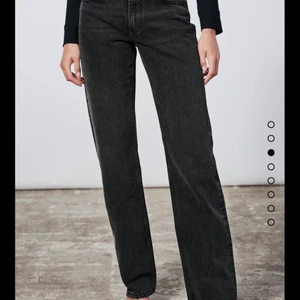 Zara jeans  - Säljer mina fina zara jeans som är helt nya med prislappen kvar. Säljer pga att jag har typ helt lika dana. Kom privat för fler frågor. Köparen står för frakten💖
