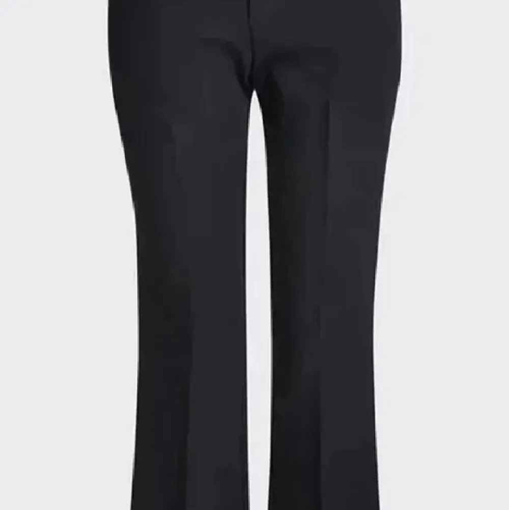 Svarta kostymbyxor från bikbok i storlek 36 säljer då dem blivit för små tuvärr ett av mina favorit plagg så därför vill jag hitta ny ägare kostar 399kr nya. Jeans & Byxor.