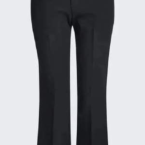Svarta kostymbyxor från bikbok i storlek 36 säljer då dem blivit för små tuvärr ett av mina favorit plagg så därför vill jag hitta ny ägare kostar 399kr nya