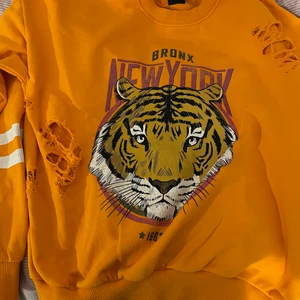 Tiger tröja gina tricot  - Säljer denna snygga tröjan från Gina tricot . Slutsålt använd några gånger. Säljer för 50kr+ frakt 💓