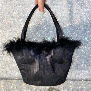 Hand väska - Super söt hand väska som ska föreställa en korsett tyvärr så används den aldrig så säljer den💞