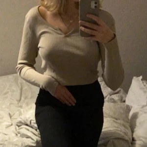 Topp - Säljer min super fina långärmade Beiga topp ifrån Ginatricot.     Frakten ingår INTE 💕     