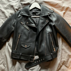 Skinnjacka - Superfin skinnjacka ifrån zara som knappt är använd, skön och passar till mycket 💕⚡️