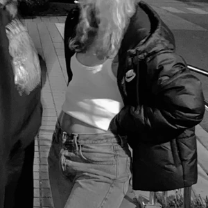 Nike vinterjacka - Säljer denna perfekta svarta dunjacka från Nike 💕andra bilden e lånad men det är exakt samma jacka. Är medveten om att de två andra bilderna inte är super bra jag fick leta i kamerarullen 😀👍🏼 för fler o nyare egna bilder skriv vid intresse❤️