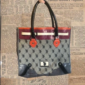 U.S. POLO ASSN. - Vintage U.S. POLO ASSN. väska. Min mammas gamla, har inte kommit till andvänding så säljer på Plick. Skriv för mer frågor (köpare står för frakt) (kan mötas på Odenplan eller TC) (pris kan diskuteras!!!)