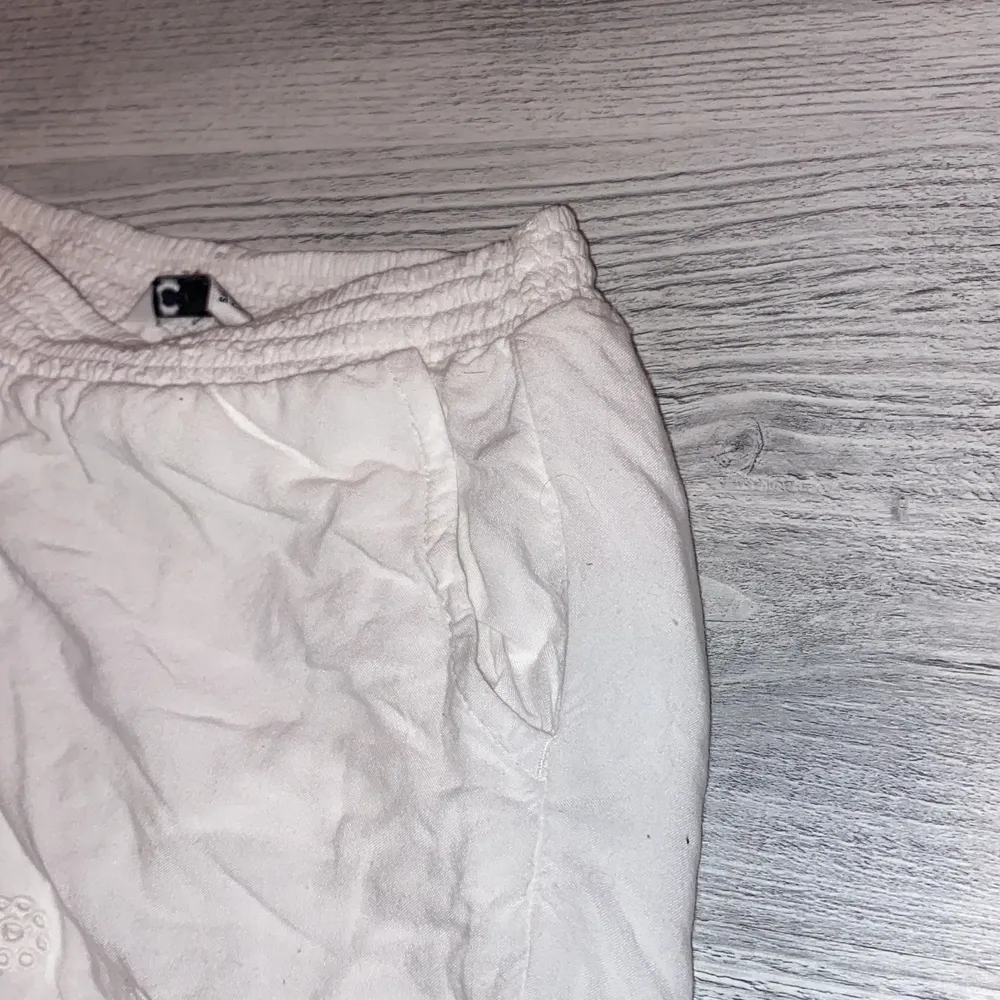 Vita kort byxor med två fickor på sidorna . Shorts.