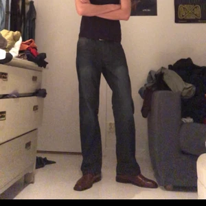 Jeans - Jätte snygga straightleg mörkblå jeans 