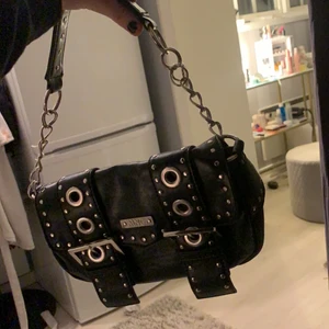 Väska - Säljer denna superballa väska som jag aldrig använt, säljer då jag inte riktigt tycker att den passar mig. Jättebra skick, först till kvarn får den!💗