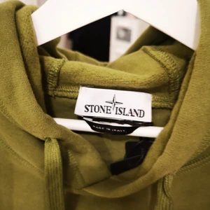 Stone island hoddie storlek M - Tröjan är som ny endast använd vid 1 tillfälle. 