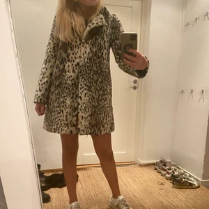 Pälskappa i leopard  -  Pälskappa i leopardmönster från HM exclusive😃💕🐆 pris kan diskuteras!