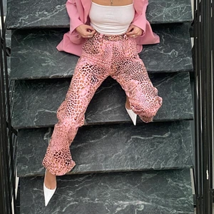 Leopardmönstrade rosa byxor  - Helt perfekta snygga söta otroliga italienska byxor som tyvär är liiiite för små på mig 🥺 Storleken är oklar men skulle gissa på typ 24/25 💕 i superbra skick!!!