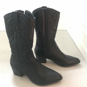 Cowboy boots - Säljer dessa supercoola svarta cowboyboots i stolek 38. Nyskick då Nästan helt oanvända! Köpa på duffys för 599kr