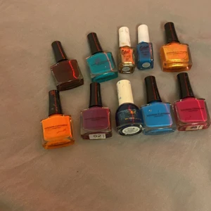 Naglack  - Säljer naglack som några är använda men finns fortfarande mycket kvar! Man får välja hur många man vill köpa och det kostar per st 4 kr! 