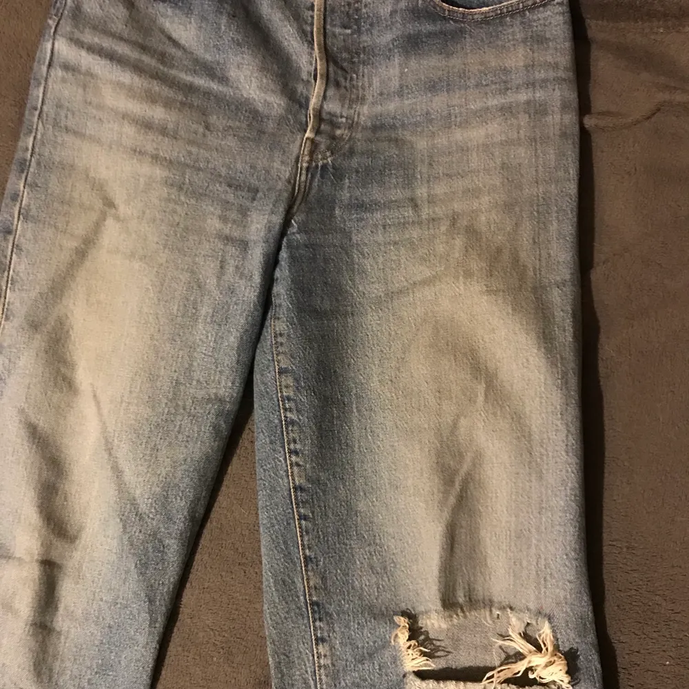 Säljer mina älskade Levi’s jeans som nu blivit för stora tyvärr! Högmidjade, rymliga älskade byxor! 5 knappar som man knäpper byxan med! Storlek 30. Men skulle säga att dom passar en M/L. Jag är 36/38 och fick använda skärp på senaste tiden. . Jeans & Byxor.