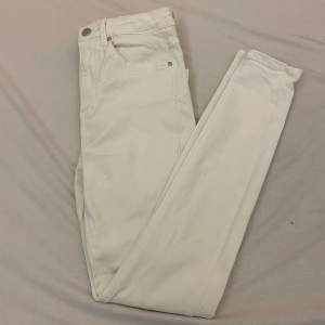 Ett par vita skinny jeans i strl 36 från Gina tricot . Bra skick då de aldrig är använda 