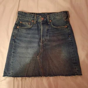 Jeanskjol från H&M - Jättefin jeanskjol från H&M. Knappt använd då jag köpte den i fel storlek🥰💕