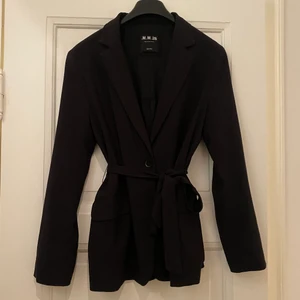 Kavaj - Rak modell med fickor och knytband till i storlek M men passar mig bra som har storlek S lite oversized. Säljer då den knappt används. 