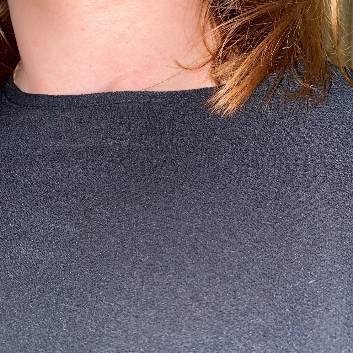 Svart blus med detalj - 90