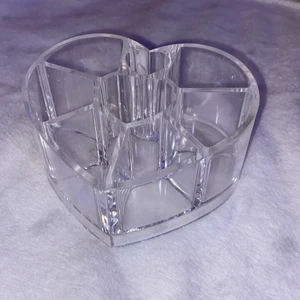 Plast hjärta förvaring  - Jätte gulligt fint plast hjärta man kan ha grejer i. KÖPARE STÅR FÖR FRAKT 