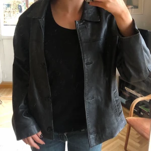Läder jacka  - En svart svin cool svart läderjacka som är köpt secondhand 