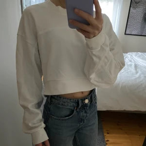 Vit croppad sweatshirt - Säljer en vit croppad sweatshirt i storlek xs. Sweatshirten är inköpt på weekday och är i fint skick. Säljer den då den inte kommer till användning💓