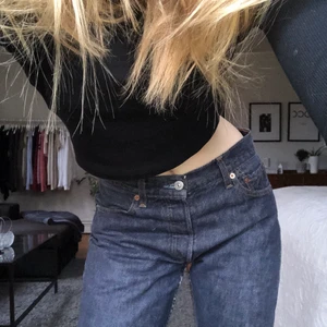 Levis jeans - Säljer dom här 501 Levis jeansen då dom inte kommer till användning✨ Innerbenslängden är 83cm✨ För mer info skriv i PM💫 Buda ifrån 400 eller köp direkt för 500kr, Frakten är ej inräknad 
