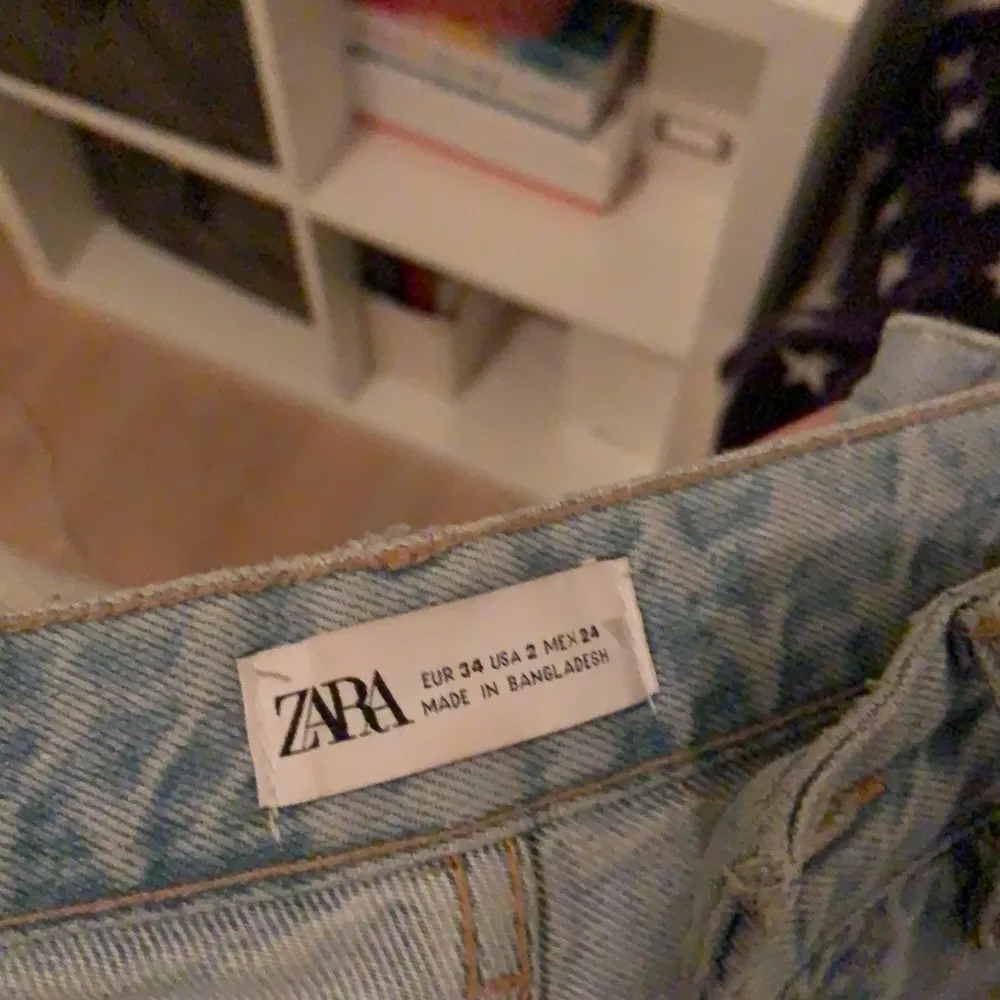 Säljer mina fin affina zara jeans som har tyvärr tyvärr blir för små💔 de är jätte fina och snygga!! Fråga gärna om fler bilder eller om ni är intresserade 💘💘. Jeans & Byxor.