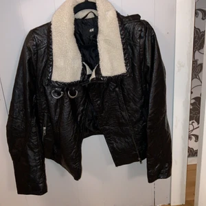 skinnjacka pälskrage - så fin jacka superbra skick unik cool virgo vibe tydligen sa nån aja köp den den e ganska varm också den e fodrad och idk vad frakten kostar örligt 