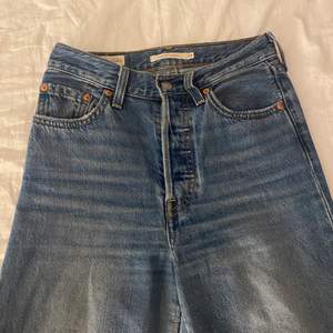 Mörkblåa Levis jeans i nästan nyskick. Betalning sker genom swish. Kostar 650kr inklusive frakt. Orginal priset är 1199kr