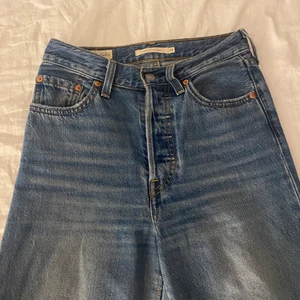 Levis ribcage straight - Mörkblåa Levis jeans i nästan nyskick. Betalning sker genom swish. Kostar 650kr inklusive frakt. Orginal priset är 1199kr