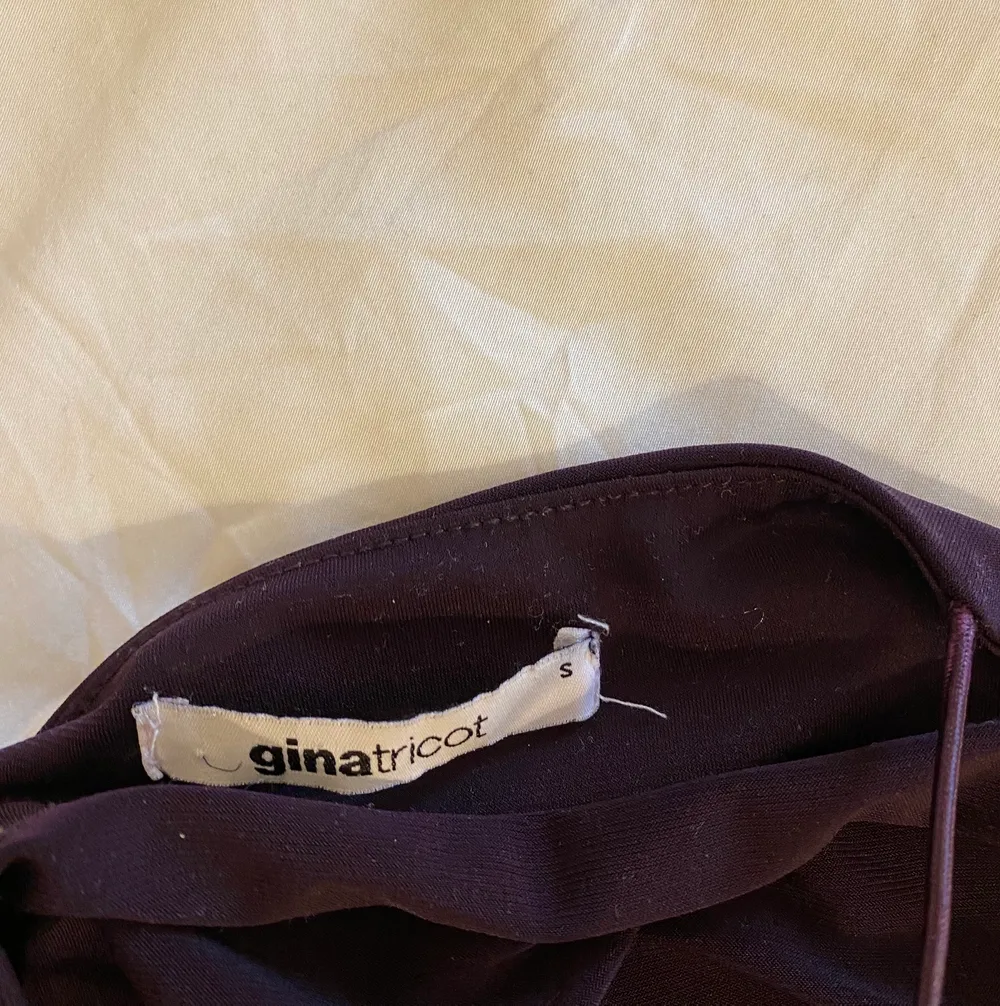 Omlott linne från Gina tricot i en mörk lila färg. Strl S men passar säkert M också☺️. Toppar.