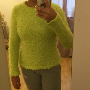 Tröja Limegrön - Plagget är inte min typ av stil men den är mysig och skönt plagg som värmer. 