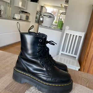De martens JADON strl 38 - Säljer dessa fina dr martens då de inte kommer till användning. Lite skavda på tån fram vilket bilderna visar men annars i fint skick! Strl 38! 