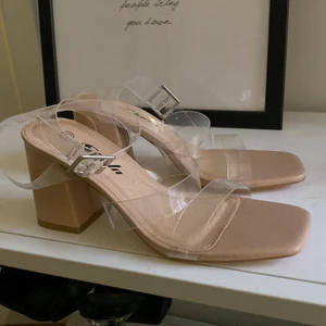 Genomskinliga klackar - Är storlek 5,5, lite trånga på mig som vanligtvis har 37