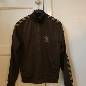 Brun träningsjacka från hummel - Brun träningsjacka från himmel med hummeloggan längs ärmarna. Köpte på humana för ca 1 år sen. Köparen står för frakten💓