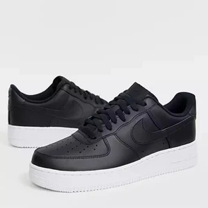 Nike af1 svarta med vit sula, storlek 41 - Helt oanvända, säljer pga lite stora på mig. Nypris ca 1200 kr