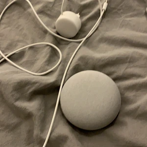 Google nest mini - En Google högtalare som är i jättebra skick och har bara stått här hemma utan att användas. Supersmart men kommer inte till användning. 
