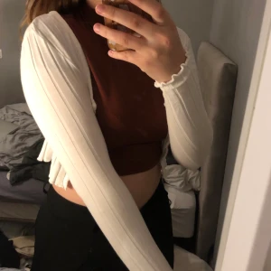 Vit kofta - Shein kofta var förliten för mig därav har den inte kommit till användning. 60 inkl frakt