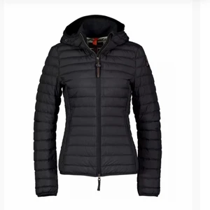 Äkta parajumper juliet dam svart - Jag säljer min parajumper juliet i färgen svart. Jättebra skick inga skador eller hål. Jackan är i storlek Xs och köpt på parajumpers riktiga hemsida. Priset kan diskuteras!