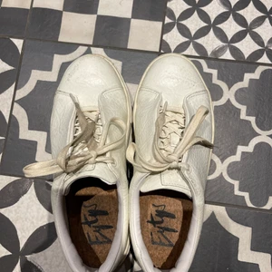 Eytys - Skit snygga vita eytys med snörning, storlek 39! Köpta på and Other stories för 1800kr. Frakt tillkommer i priset 