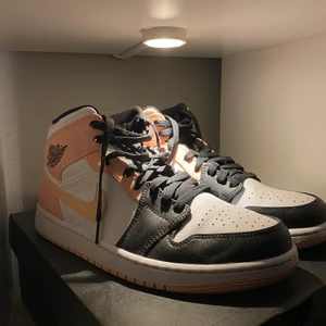 Jordans  - Säljer dessa as coola jordans. Dem är knappt använda, kanske haft dem 4 gånger så 9/10 skick. Dem är i lite rosa/beige färg. Säljer dem pågrund av att jag aldrig får användning av dem. Storlek 43💗💗