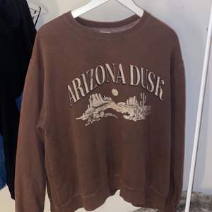 Brun sweatshirt från pull&bear, är ganska oversized i modellen köparen står för frakten