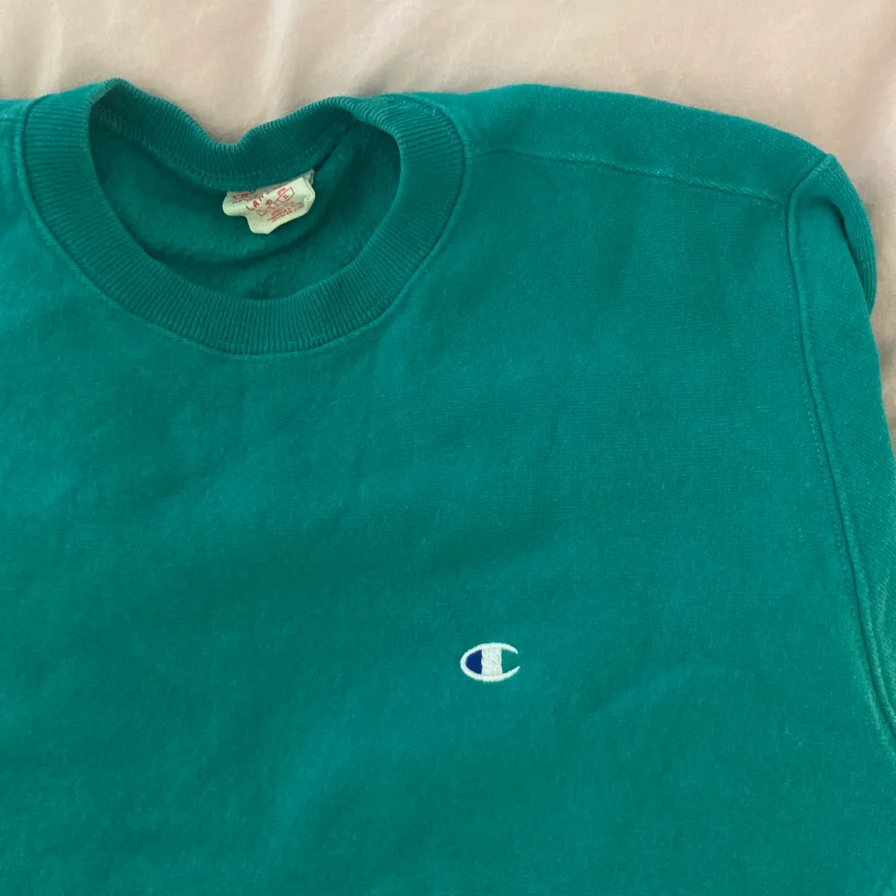 Jätteskön sweatshirt från Champion i snygg petrol/blågrön färg! Storlek Large men skulle säga att den sitter som en S:). Hoodies.