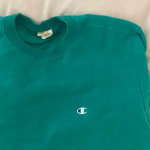 Jätteskön sweatshirt från Champion i snygg petrol/blågrön färg! Storlek Large men skulle säga att den sitter som en S:)